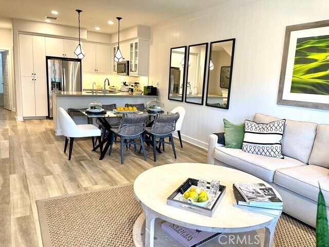 Foto principal - 5845 Spring St