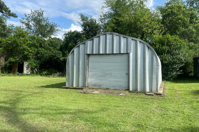 Foto del edificio - Spacious 3 Bedroom 1 Bath home with large storage building on a beautiful lot