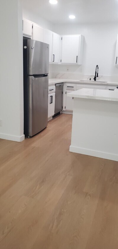 Foto del edificio - 719 Heliotrope Dr