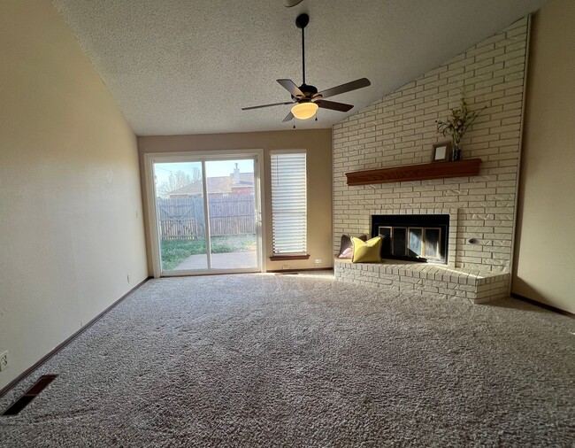 Building Photo - Cozy Rental in NW OKC!