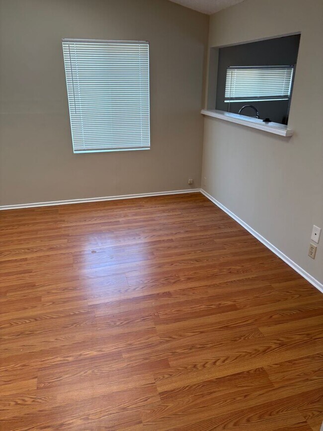 Foto del edificio - $1,895- ALL UTILITIES INCLUDED- BEAUTIFUL ...