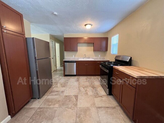 Foto del edificio - 1025 N Forest Ave