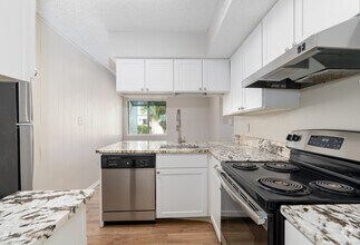 2 BR, 1 BA - 925 SF - Lakeside Villas
