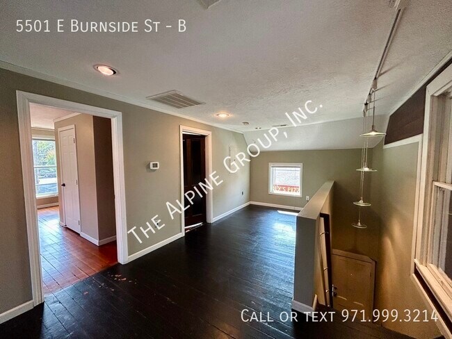 Building Photo - Top Floor 2 Bedroom Near Mt. Tabor!
