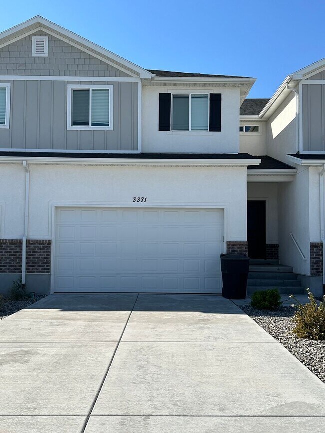 Building Photo - BEAUTIFUL 3-BEDROOM TOWNHOME FOR RENT - AV...