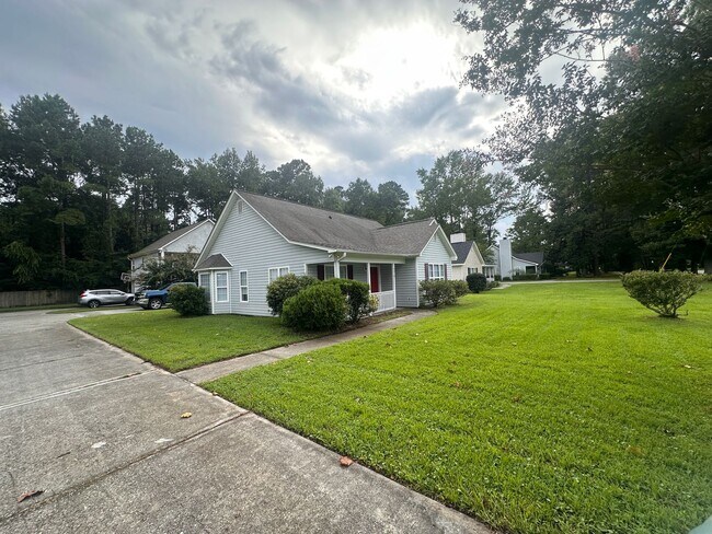 Building Photo - Charming, centrally located, 3 Bed 2 Bath ...