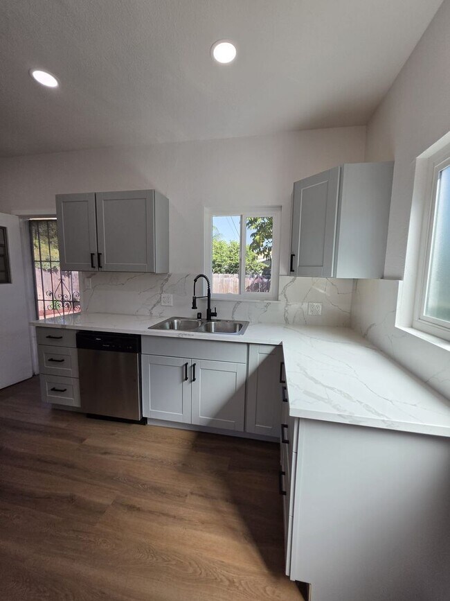 Foto del edificio - 3260-64 Steel Steet