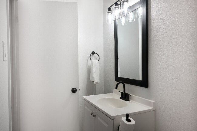 Foto del edificio - 1630 E 12th St