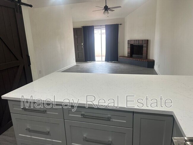 Foto del edificio - 2118 E Center Ln