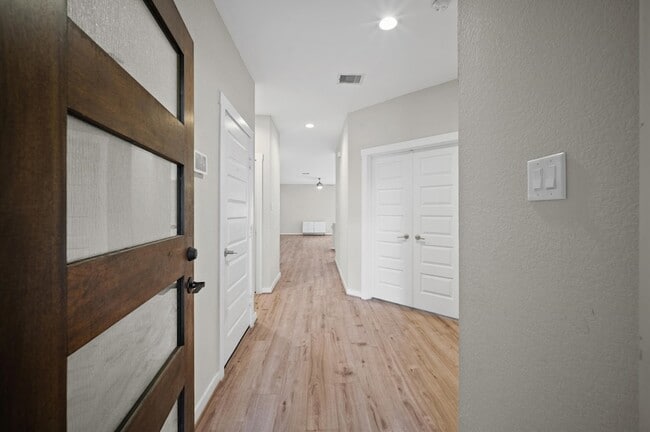 Foto del edificio - 3042 Schultz Manor Ln