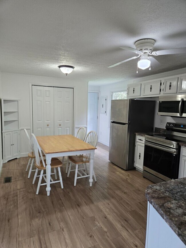 Foto del edificio - Lovely Rambler on large corner lot