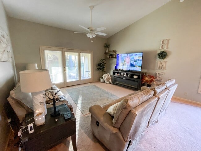 Building Photo - HUGE 2 Bedroom House!