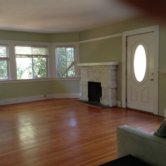 Large living room with fireplace and hardwood gloors - 535 Belle Ave