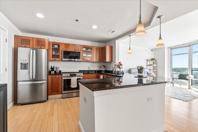 Building Photo - 5750 Bou Ave