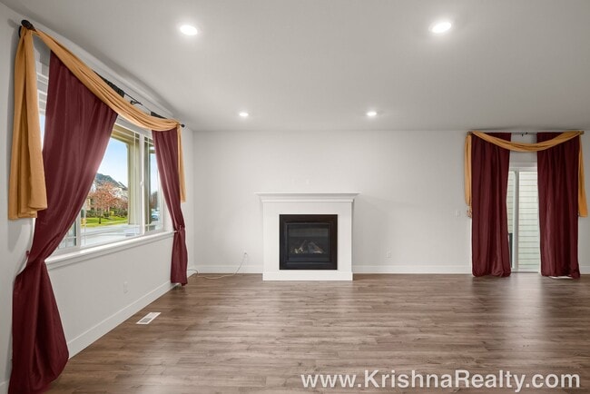Building Photo - Beautiful 5BD* 3BA* Single Family Home Loc...