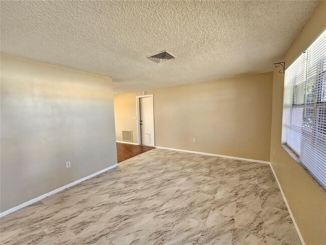 Foto del edificio - 6324 Lomand Ave