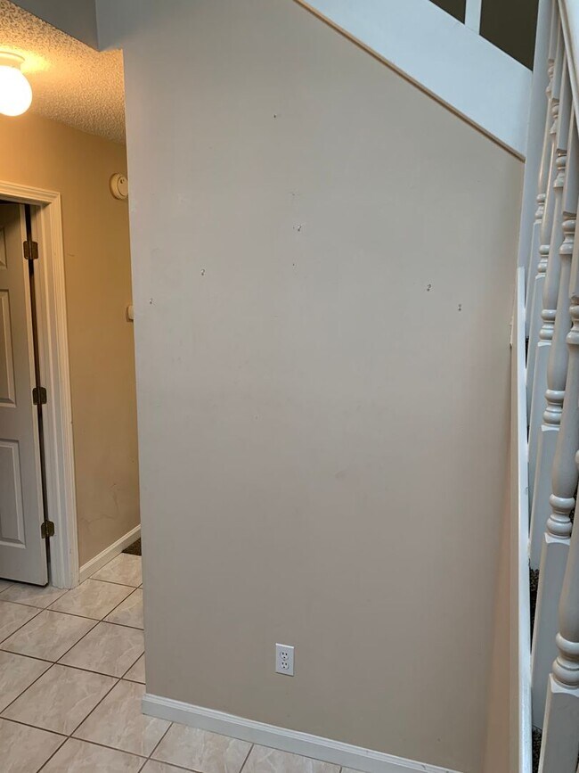 Building Photo - Briarwood West - NEW PAINT, LVP FLOORING & CARPET, NEW STAINLESS APPLIANCES