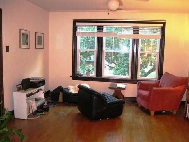 Enormes ventanales, este frente mira hacia el sur. - 6633 Alamo Avenue