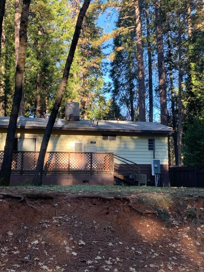 Building Photo - 2 Bed 2 bath, with Enclosed carport and sh...