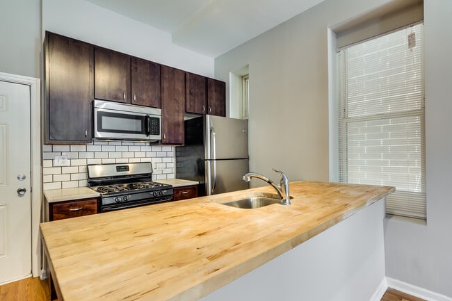 Building Photo - Huron 1347 W