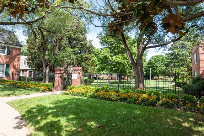 Wilson Blvd. Entrance - 1732 N Queens Ln