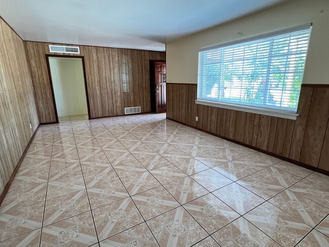 Foto del edificio - Charming Hacienda-Style Home with Spacious...