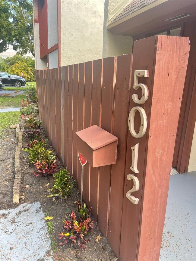 Building Photo - 5012 SW 40th Ave
