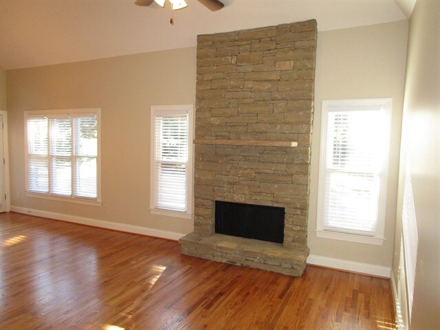 Building Photo - 2601 White Rose Dr