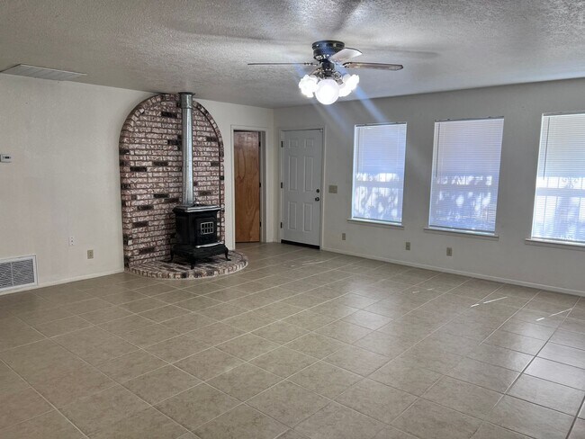 Building Photo - Great 3 or 4 bedroom w/ large rooms and co...
