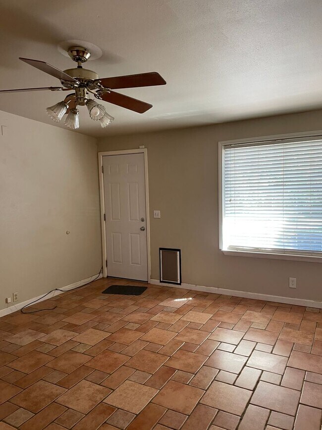 Building Photo - Updated 3/2/1 in great area with over-the-...