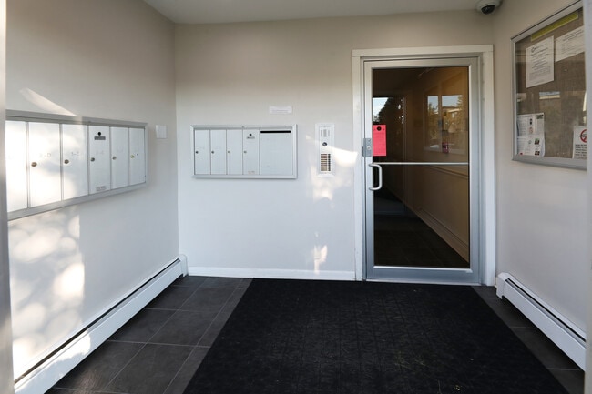 Building Photo - 10385 Dearlove Rd
