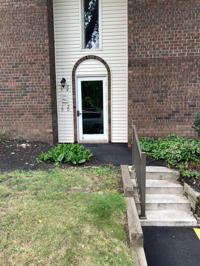 Building Photo - 20 Kings Ct