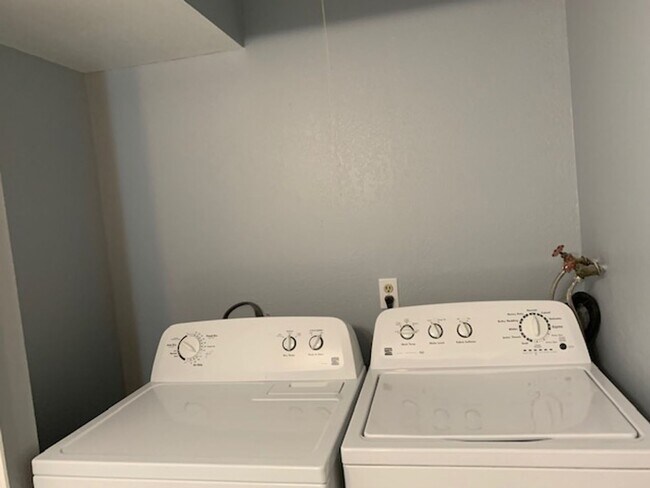 Foto del edificio - 2 BEDROOM/2 BATH CONDO FOR LEASE IN NORTHV...