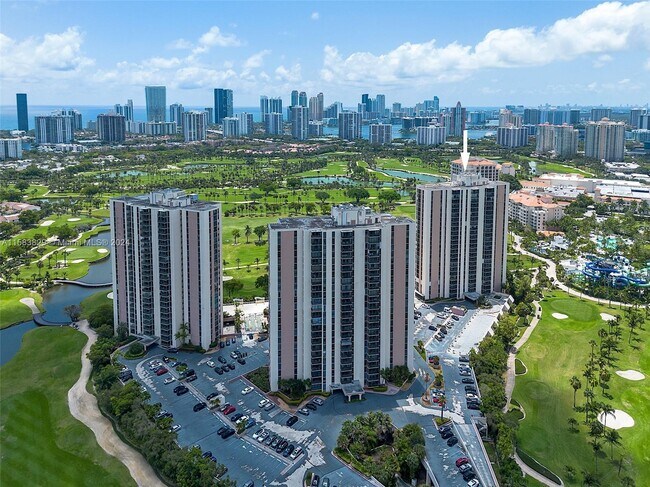 Foto del edificio - 20335 W Country Club Dr