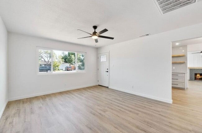 Building Photo - 934 W Alamos Ave