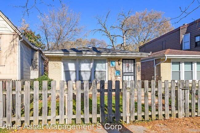 Building Photo - 3 br, 1 bath House - 9345 S Burnside Ave