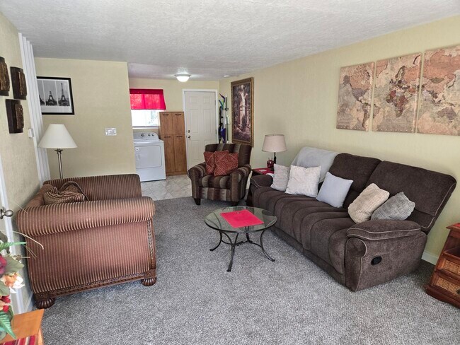 FULLY FURNISHED - 1713 Anderson St