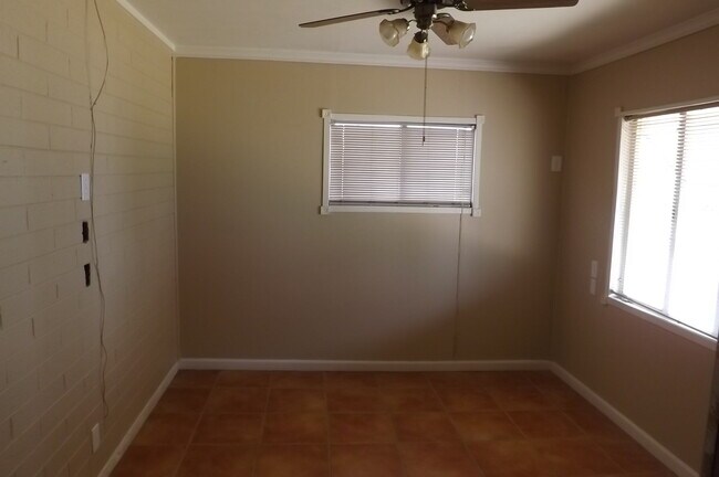 Building Photo - Charming 3-Bedroom Home Near Peaceful Retirement Area – No Age Restrictions!