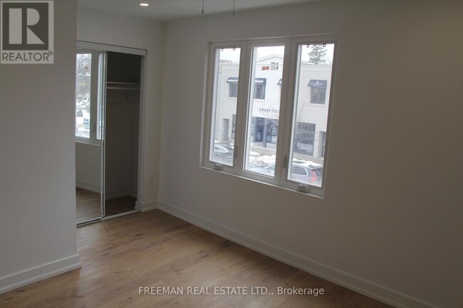 Photo du bâtiment - 3449 Yonge St