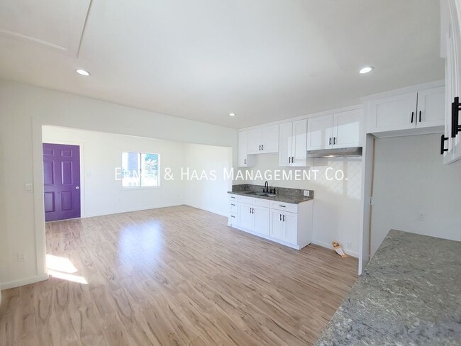 Building Photo - 200 N Acacia Ave