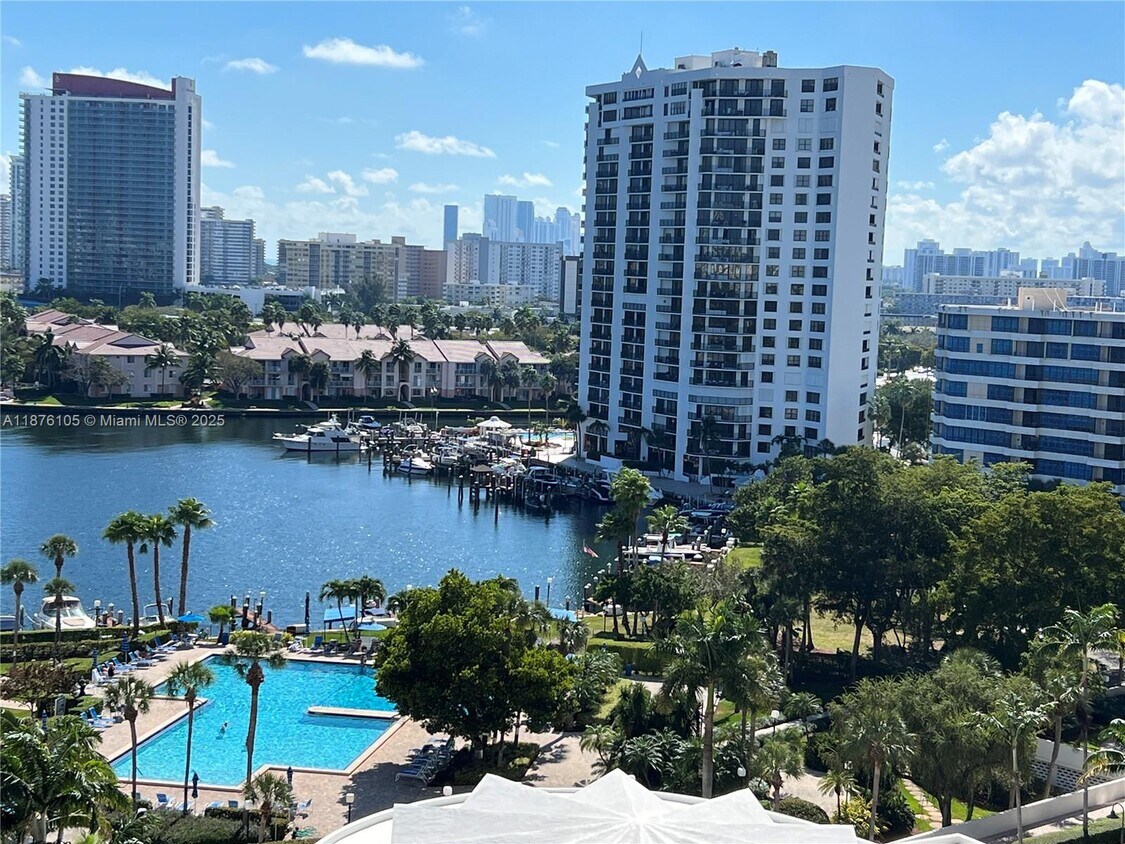 Foto principal - 2500 Parkview Dr
