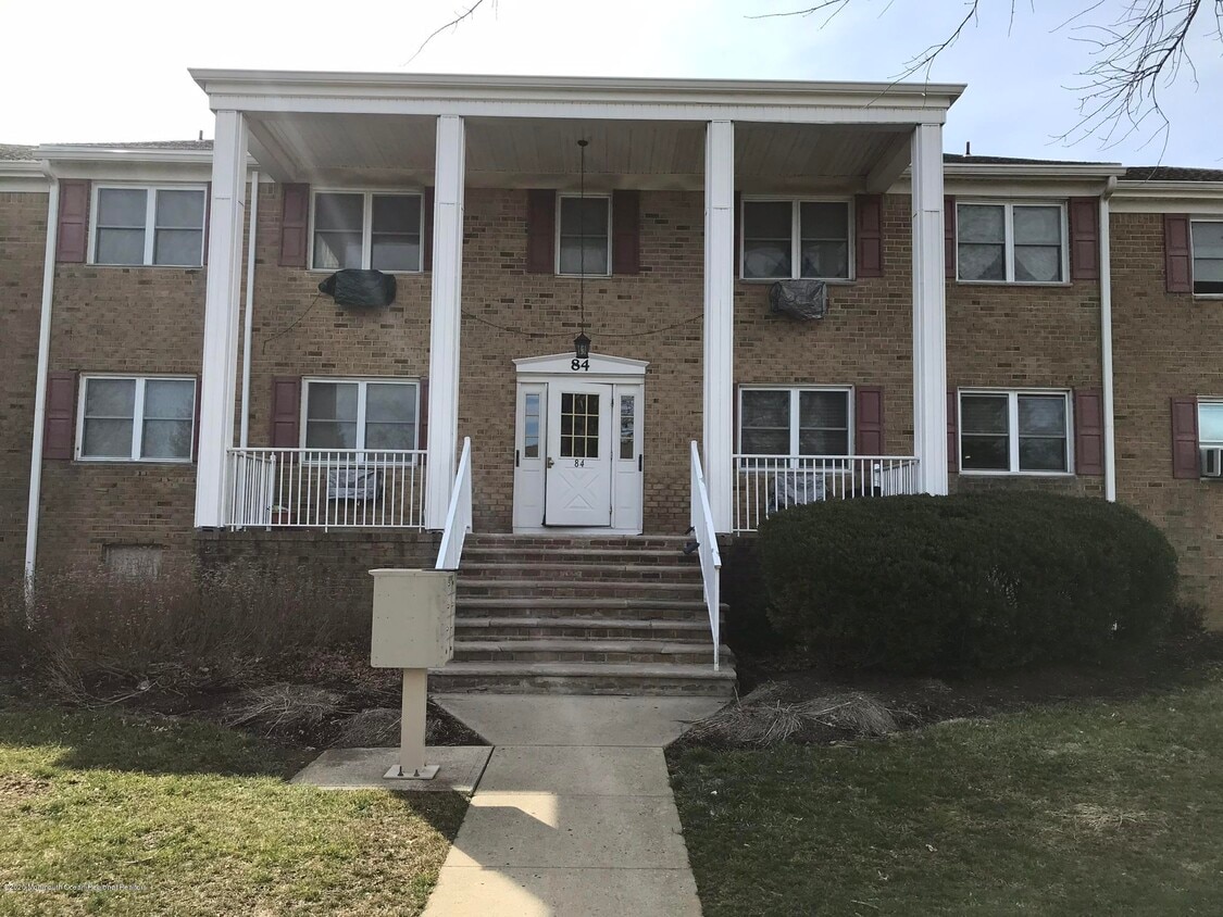 84 Manchester Ct Unit B, Freehold, NJ 07728 Condo for Rent in