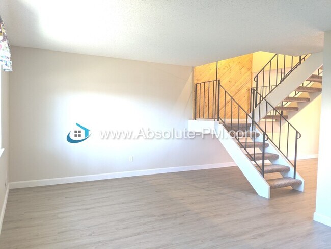 Building Photo - Amazing 3 Bed 2 Bath Townhome located in H...