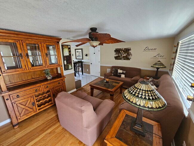 Hermosa sala de estar decorada. Sofá de 6 plazas. - 3931 Sail Dr