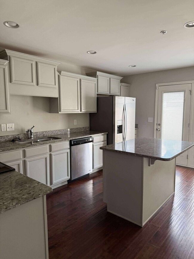 Building Photo - 1045 Neeleys Bend E