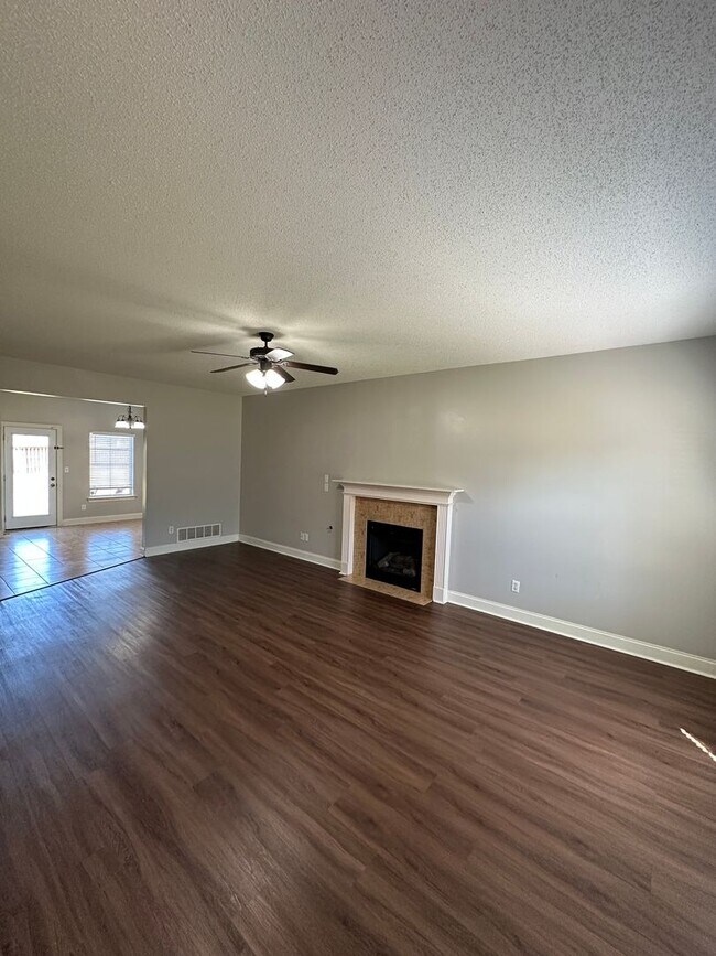 Building Photo - 4 BR/ 2.5 BA in Exclusive Snowden Grove!