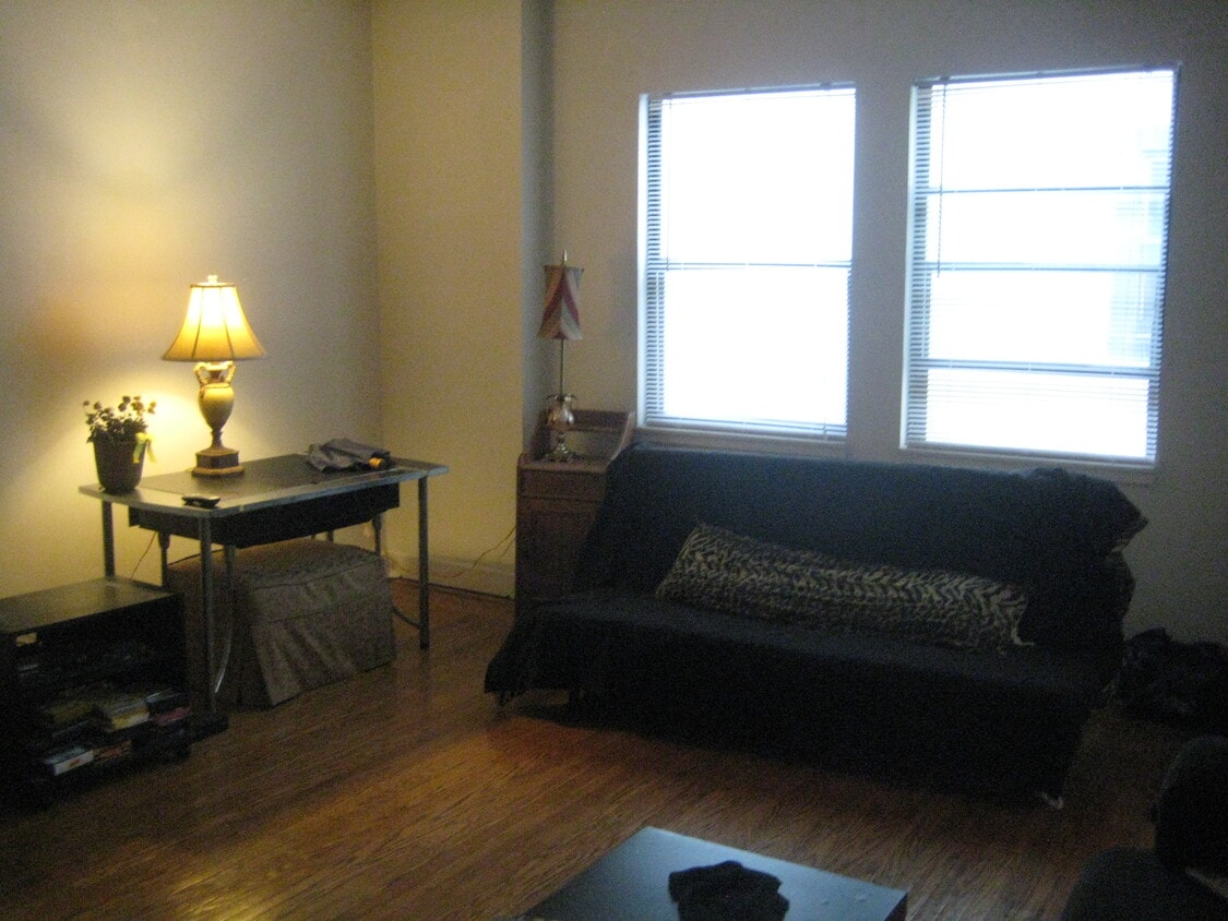 Large, bright windows - 706 Summerlea St