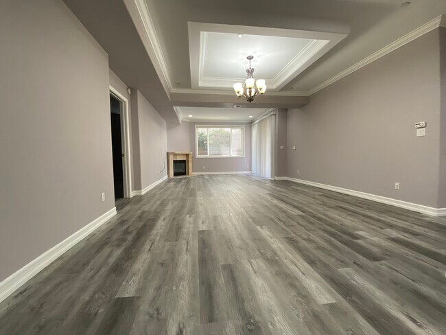 Building Photo - 414 E Valencia Ave