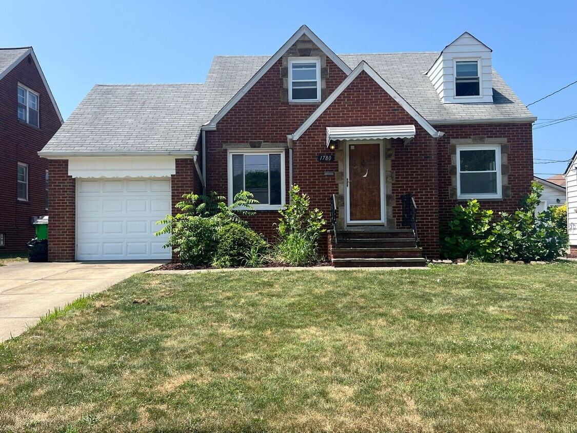 Foto principal - Charming Euclid Home with Spacious Layout