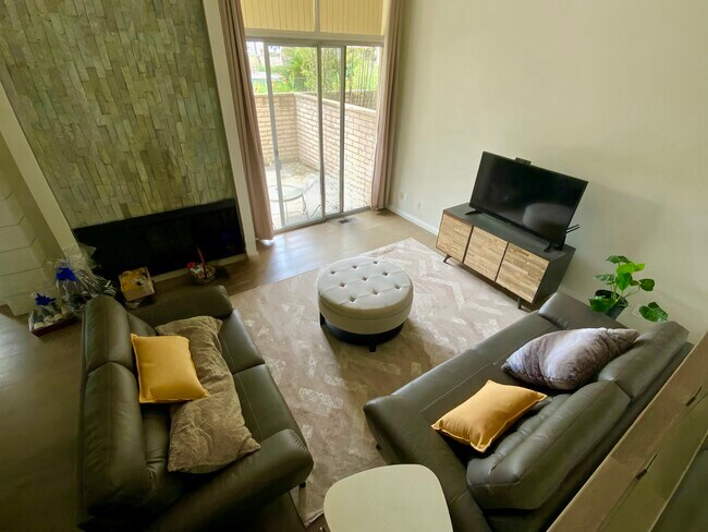 Building Photo - 4719 La Villa Marina